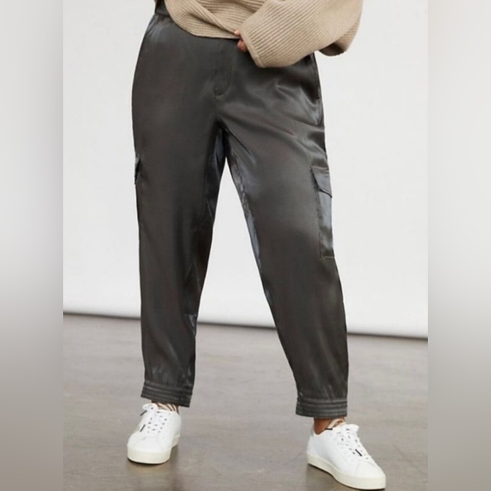Women's Anthropologie Reflective Satin Shimmer Cargo Pants - Size (M) NWT